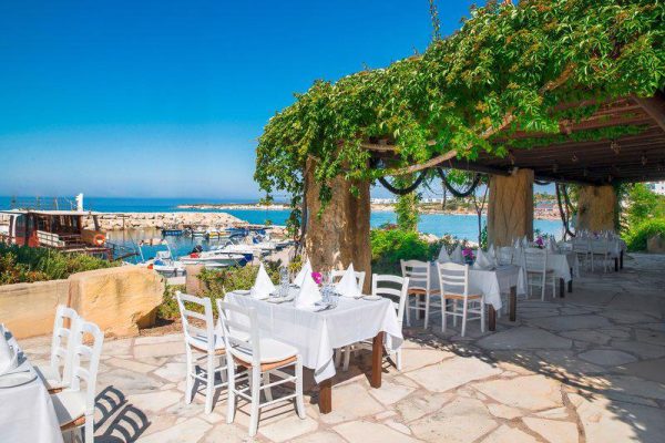 Terras bij Coral Beach Hotel