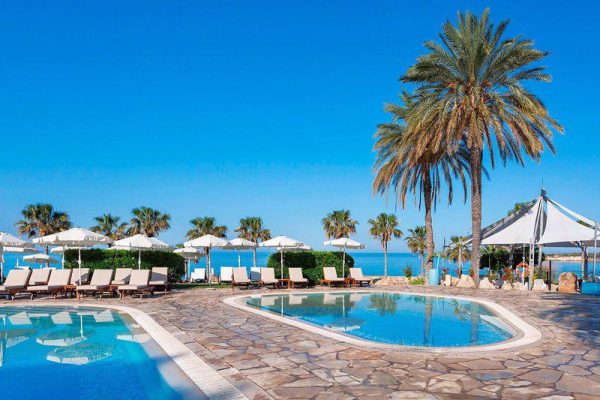 Zwembad bij Coral Beach Hotel