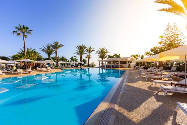 Zwembad met ligbedden van Crystal Springs Beach