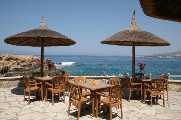 Terras met zeezicht bij Cynthiana Beach