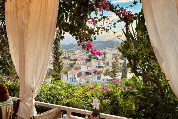 Terras van restaurant bij Cyprus Villages Traditional Houses