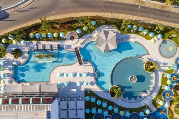 Bovenaanzicht zwembad bij Hotel Faros