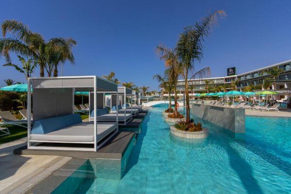 Zwembad met ligbedden van Hotel Faros