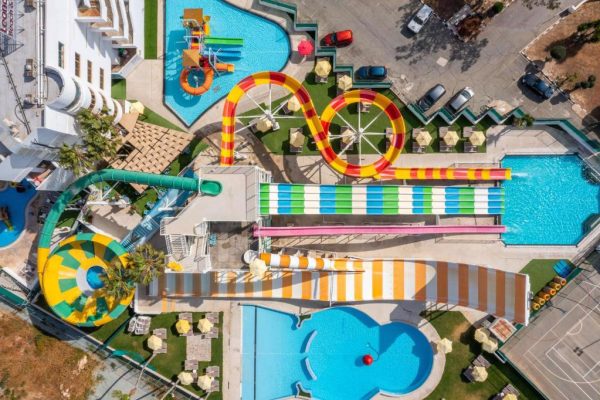 bovenaanzicht waterpark van Leonardo Laura Beach en Splash Resort
