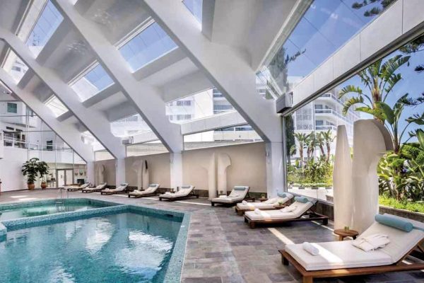 Binnenzwembad van Leonardo Plaza Cypria Maris Beach en Spa