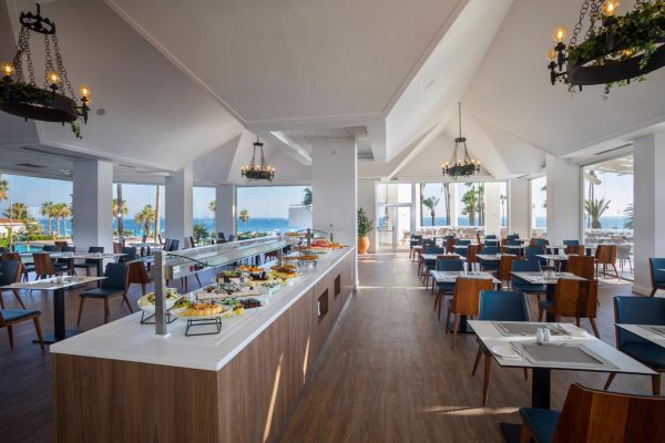 Restaurant van Leonardo Plaza Cypria Maris Beach en Spa