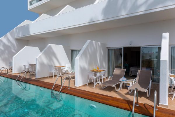 Swim-up kamers bij Leonardo Plaza Cypria Maris Beach en Spa