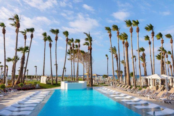 Zwembad van Leonardo Plaza Cypria Maris Beach en Spa
