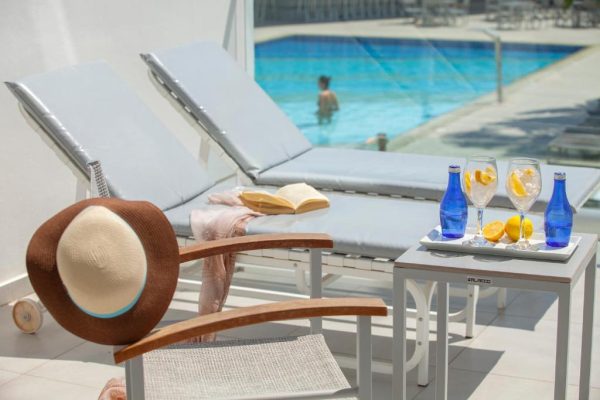 Balkon met ligbedden bij Limanaki Beach Hotel & Suites