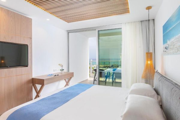Kamer met balkon van Limanaki Beach Hotel & Suites