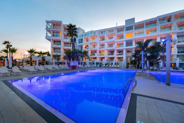 Zwembad van Limanaki Beach Hotel & Suites