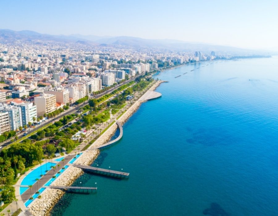 de kusstrook van limassol op het eiland cyprus
