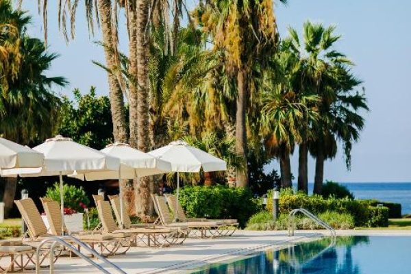 Zwembad met ligbedden bij Louis Imperial Beach