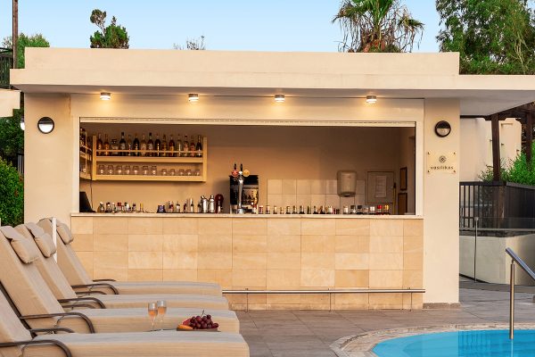 Poolbar van Louis Phaphos Breeze