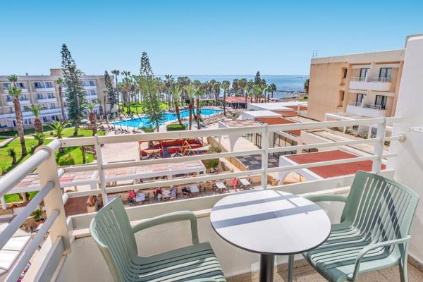 Balkon van Louis Phaethon Beach