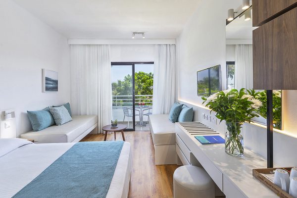 Kamer met balkon van Louis Phaethon Beach