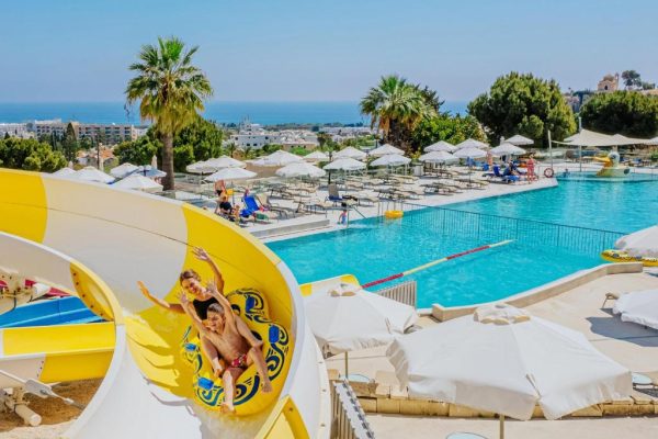 Zwembad met glijbaan bij Louis St Elias resort