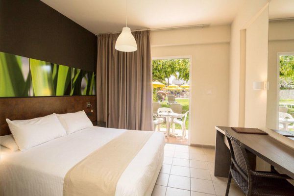 Kamer met terras van Mayfair Gardens