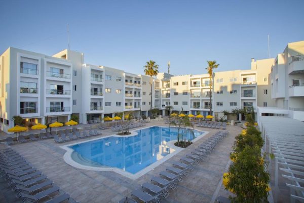 Zwembad bij Mayfair Gardens