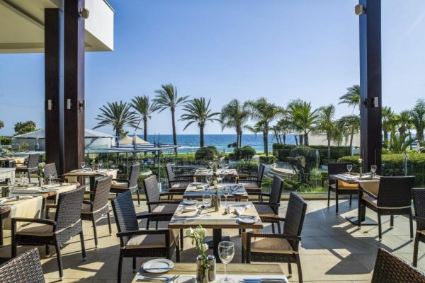 Restaurant terras van Olympic Lagoon Resort paphos