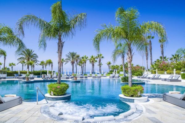 Jacuzzi bij zwembad van Olympic Lagoon Resort paphos