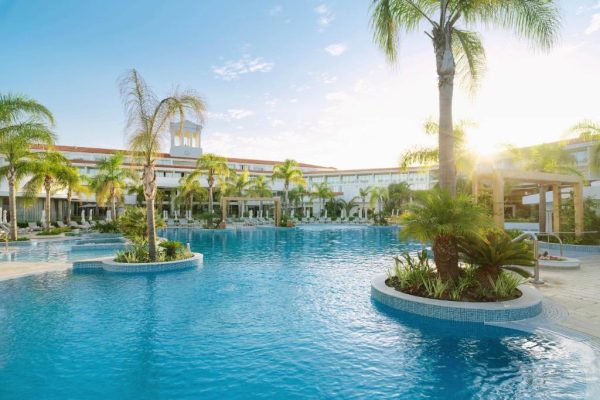 Zwembad van Olympic Lagoon Resort paphos