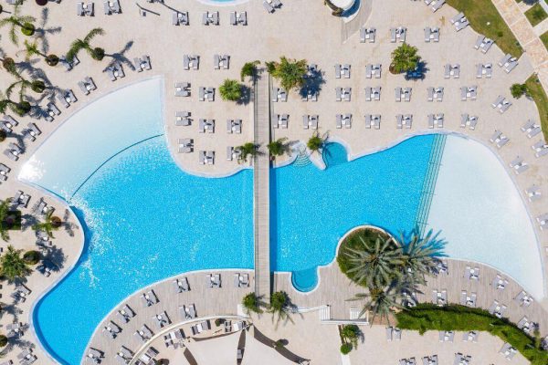 Bovenaanzicht zwembaden van Olympic Lagoon Resort