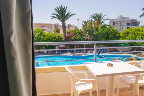 Balkon van kamer bij Paphos Gardens Holiday Resort