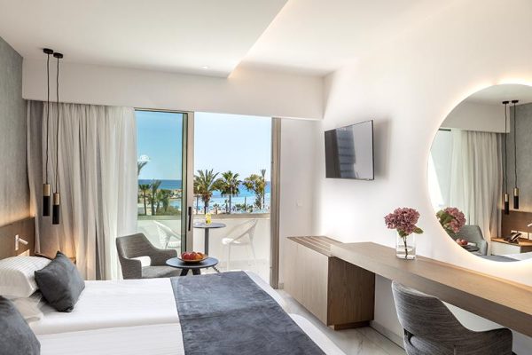 Kamer met balkon van Pavlo Napa Beach