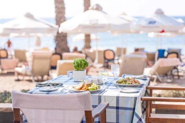 Terras aan het strand bij Pioneer Beach