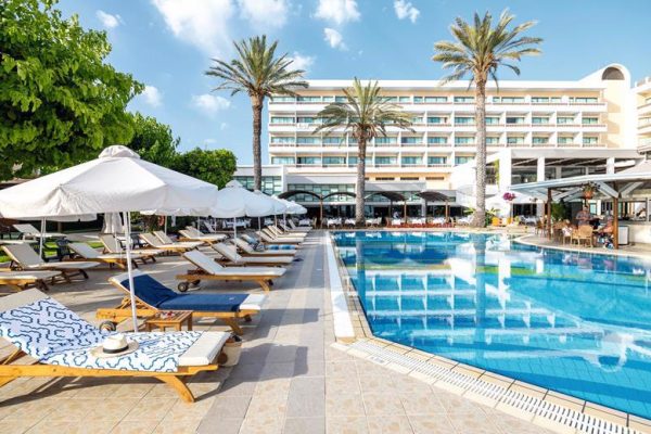 Zwembad met ligbedden van Pioneer Beach