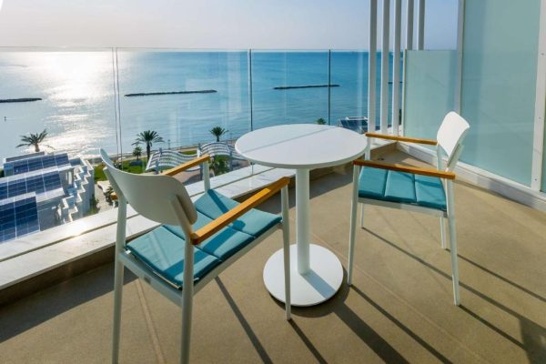 Balkon met uitzicht op zee van Radisson Beach Resort Larnaca