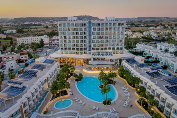 Boven aanzicht Radisson Beach Resort Larnaca