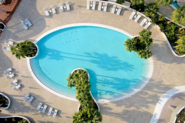 Radisson Beach Resort Larnaca bovenaanzicht van zwembad