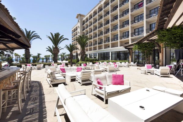 Terras van Sandy Beach Hotel & Spa