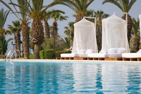 Sandy Beach Hotel & Spa zwembad en ligbedden