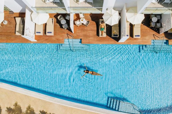 Bovenaanzicht van zwembad bij Sofianna resort & Spa