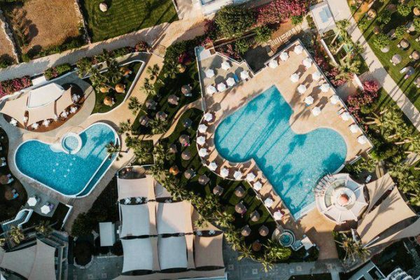 Bovenaanzicht zwembaden van St George Beach Hotel & Spa