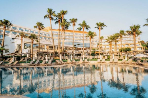 St George Beach Hotel & Spa zwembad met ligstoelen