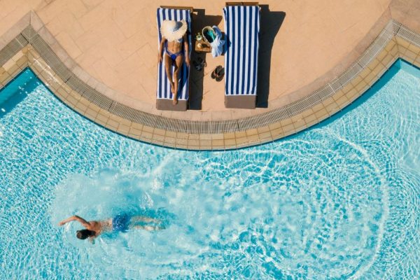 bovenaanzicht zwembad van st raphael resort