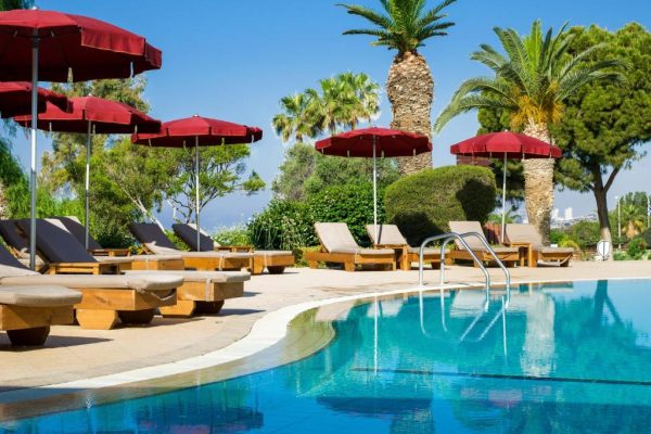 ligbedden en zwembad van st raphael resort