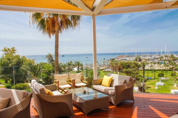 terras met lounge van st raphael resort