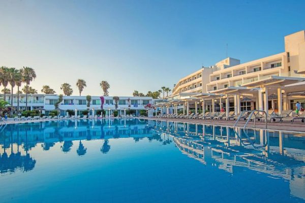 Zwembad bij The Dome Beach Hotel & Resort