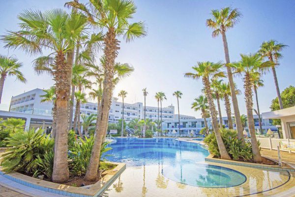 Zwembad bij The Dome Beach Hotel & Resort