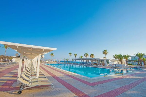 Zwembad met ligstoelen bij The Dome Beach Hotel & Resort