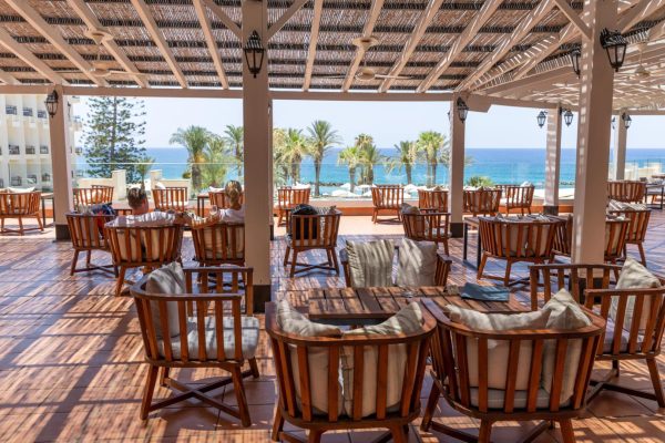 Lounge met uitzicht op zee van Venus Beach Hotel